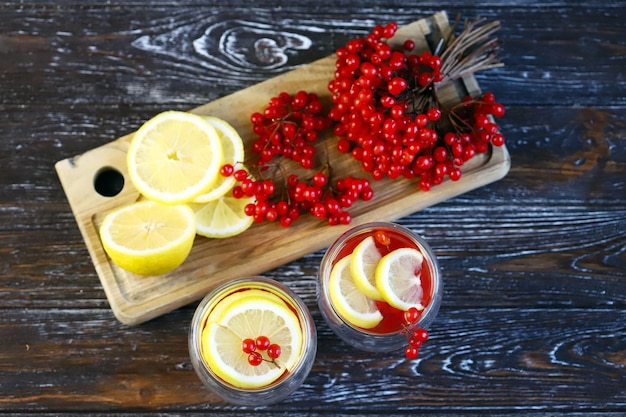 Bebida saludable con viburnum y limón Bebida para aumentar la inmunidad Bebida antiviral