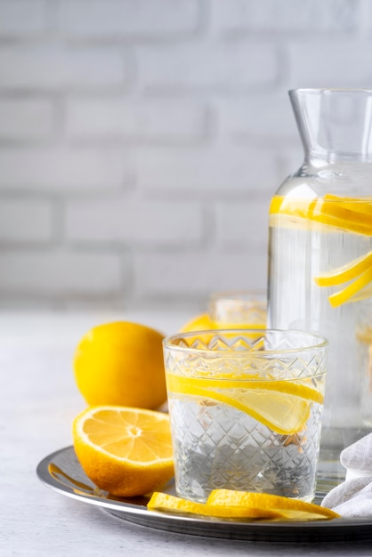 Foto bebida saudável com arranjo de rodelas de limão