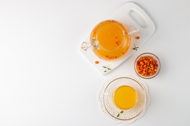 Bebida de té de espino amarillo con naranjas y menta Bebida caliente reconfortante de otoño Té de hierbas y vitaminas