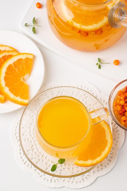 Bebida de té de espino amarillo con naranjas y menta Bebida caliente reconfortante de otoño Té de hierbas y vitaminas