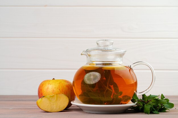 Bebida de té de manzana servido en mesa de madera cerrar