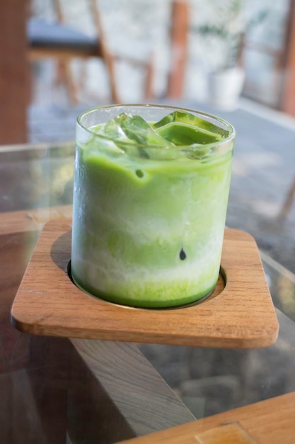 Bebida de té verde matcha con leche helada