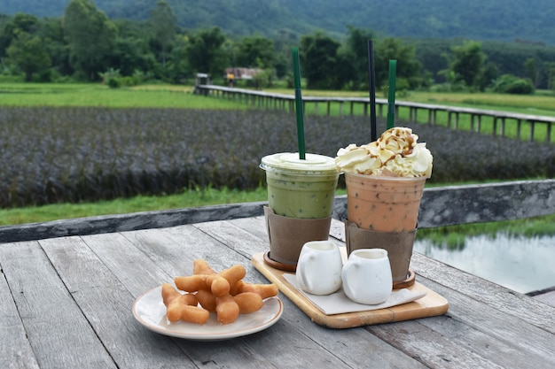 Bebida de té verde y palito frito en Field Farm View.