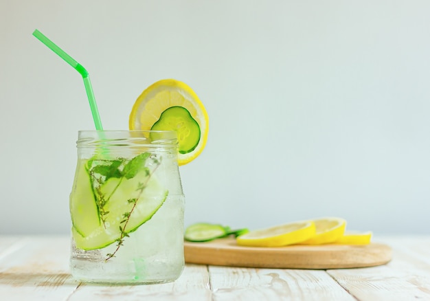 Bebida tônica de pepino e limão em uma jarra de vidro sobre uma mesa com um espaço de cópia. bebida refrescante de verão caseira.