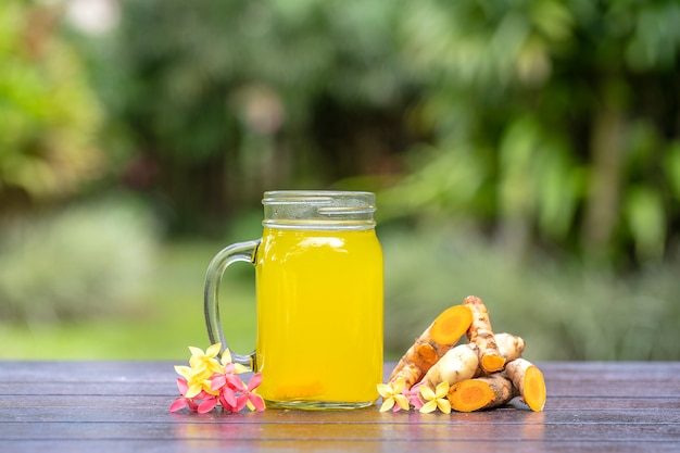 Bebida tônica energética com cúrcuma, gengibre, limão e mel em caneca de vidro