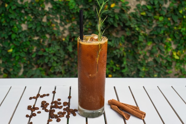 Bebida tónica espresso en una mesa de madera con espacio para copiar