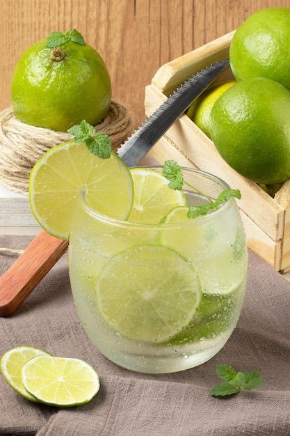 Bebida tradicional brasileña con caipirinha de limón