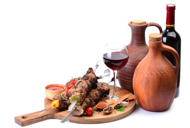 Bebida tradicional de vinho georgiano e kebab