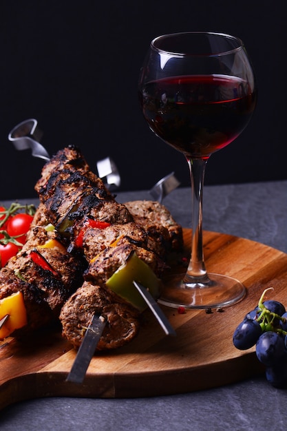 Bebida tradicional georgiana vino y kebab