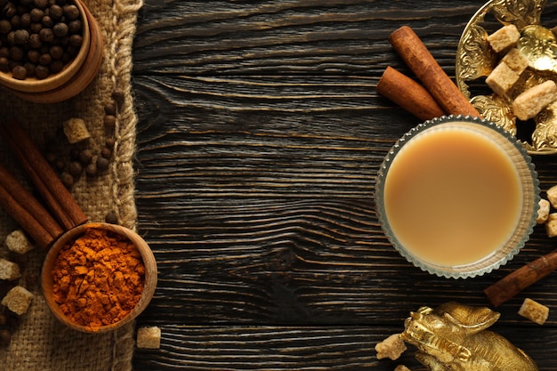 Bebida tradicional india caliente con leche y especias Té Masala
