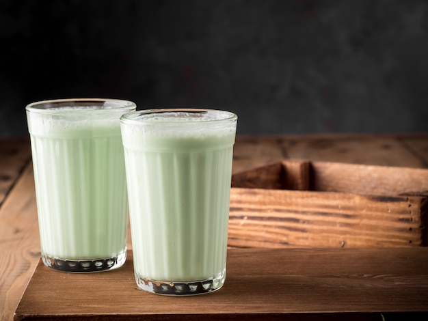 Bebida tradicional indiana Bhang Lassi, com folhas de cânhamo.