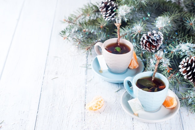 Bebida tradicional de invierno con té de menta y mandarina.