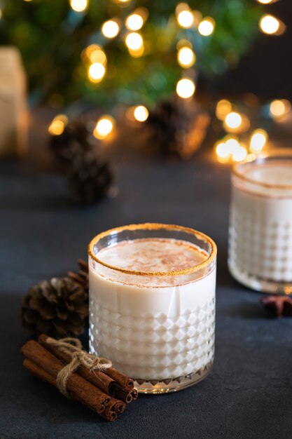 Bebida tradicional navideña y ponche de huevo de postre con cajas de regalo hechas a mano