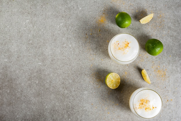 Bebida tradicional peruana, mexicana e chilena licor azedo pisco