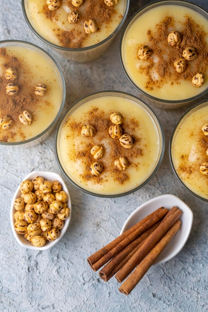 Bebida tradicional turca com grão de bico torrado Boza ou Bosa