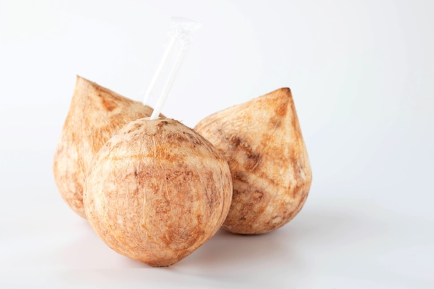 Foto bebida de tres frutas frescas de coco joven, jugo dulce y vitamina