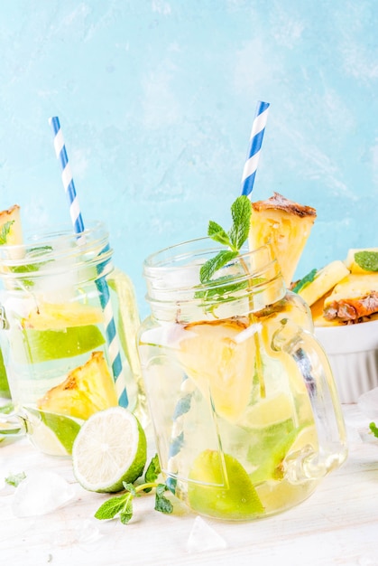 Bebida tropical mojito de abacaxi ou limonada com limão fresco e hortelã fundo azul claro