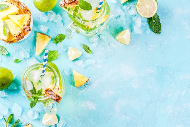 Bebida tropical mojito de abacaxi ou limonada com limão fresco e hortelã fundo azul claro