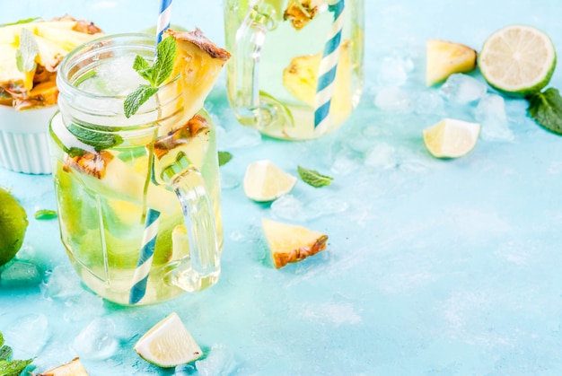 Bebida tropical, mojito de piña o limonada con lima fresca y menta