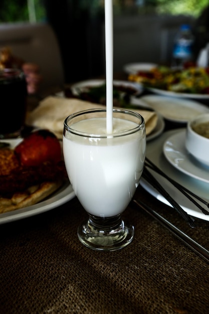 Bebida turca Ayran o Kéfir Buttermilk hecho con yogur