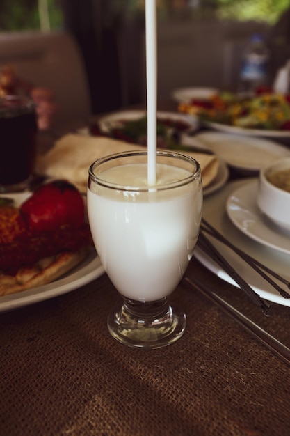 Bebida turca Ayran ou Kefir Buttermilk feito com iogurte.