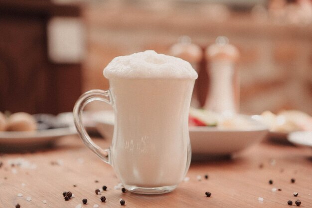 Bebida turca Ayran ou Kefir / Buttermilk feito com iogurte.