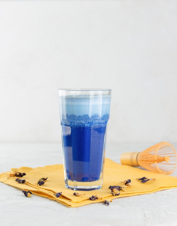 Foto bebida vegana azul matcha latte feita de flores de clitoria com leite de coco e perseguição em guardanapo