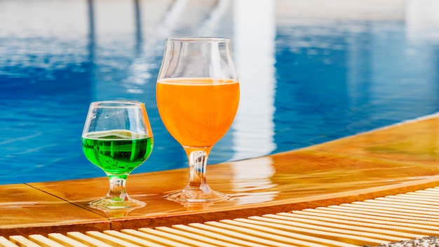 Bebida de verano colorido cóctel en la piscina