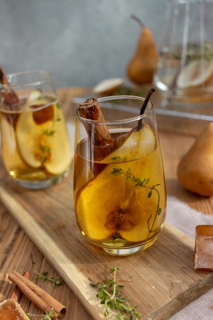 Bebida de verano con hielo y pera.