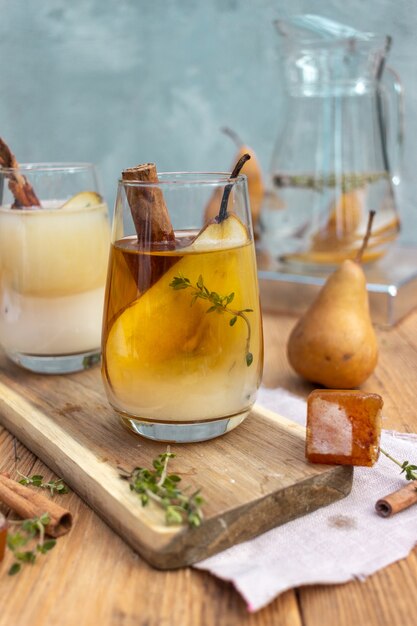 Bebida de verano con hielo y pera.