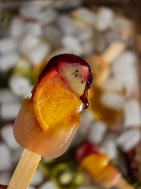 Bebida de verano con hielo y pera.