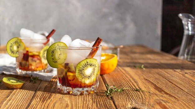 Bebida de verano con hielo y pera.