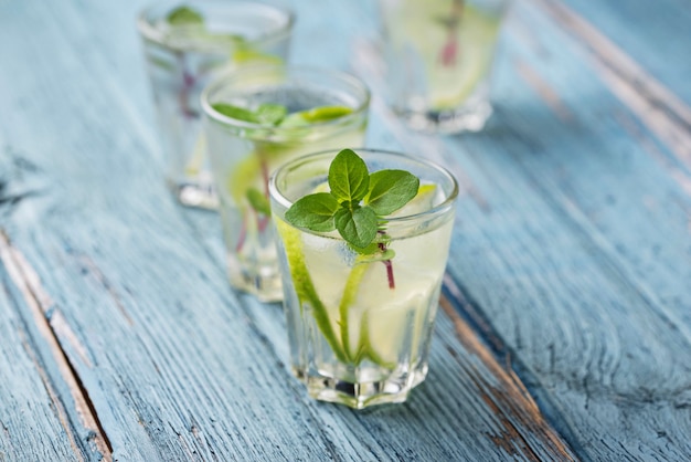 Bebida de verano con lima y menta.