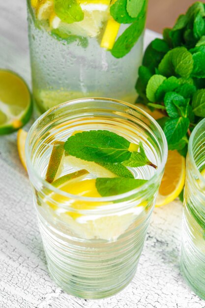 Bebida de verano Limonada tradicional con menta limón