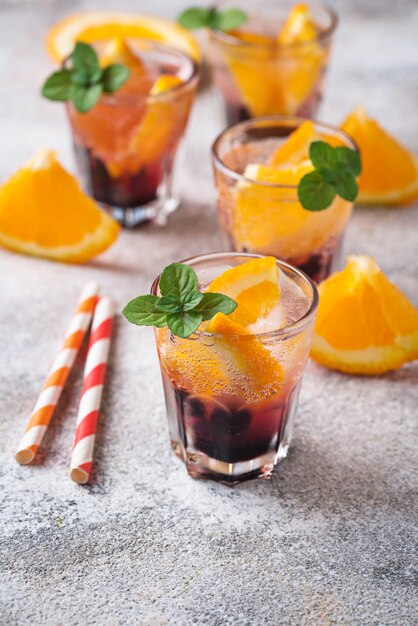 Bebida de verano con naranja y bayas.