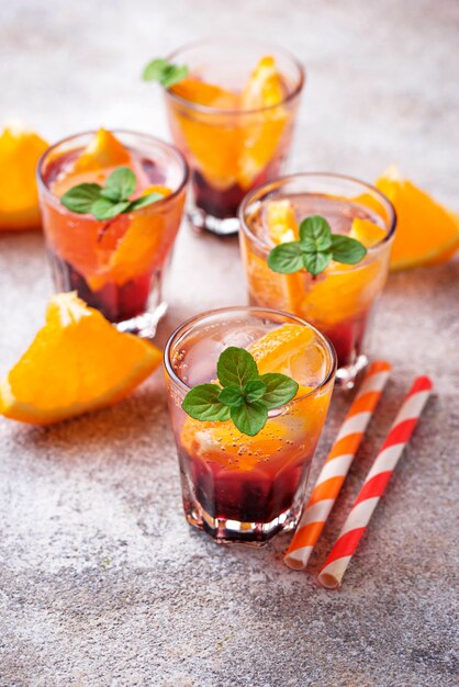 Bebida de verano con naranja y bayas.