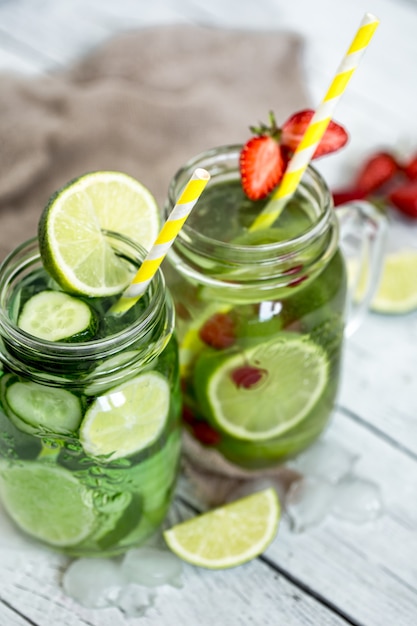 Bebida de verano con pepino y lima