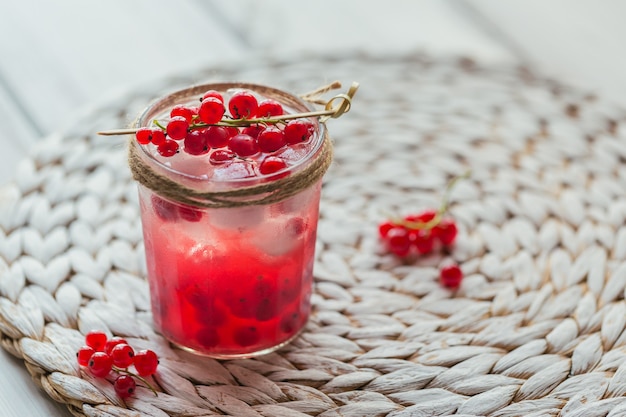 Bebida de verano con vino espumoso blanco