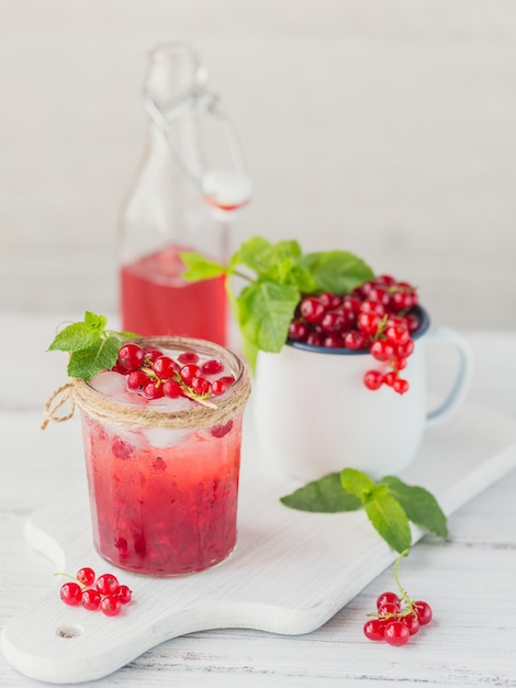 Bebida de verano con vino espumoso blanco