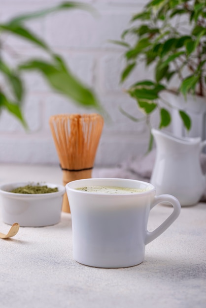 Bebida verde matcha latte saludable