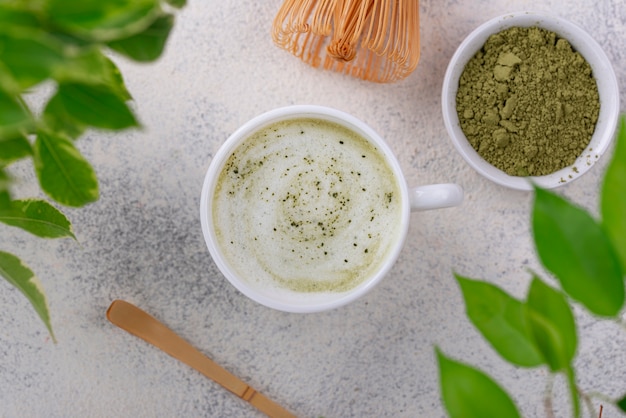 Bebida verde matcha latte saludable