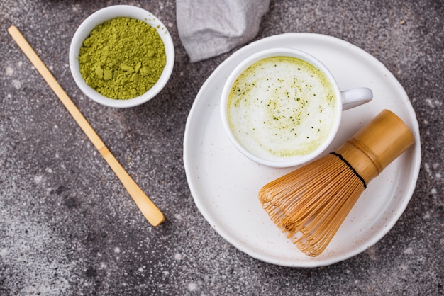 Bebida verde matcha latte saludable