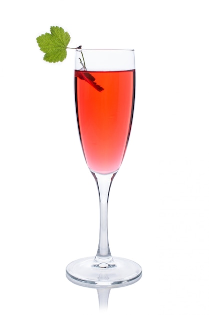 Bebida vermelha ou coquetel em uma taça de champanhe isolado no branco com groselha