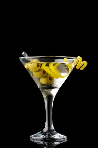 Bebida de vermú Martini aislado sobre fondo negro