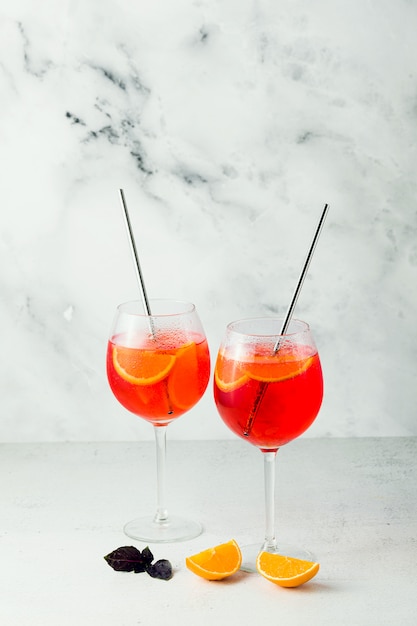 Bebida vespertina de verano Aperol Spritz