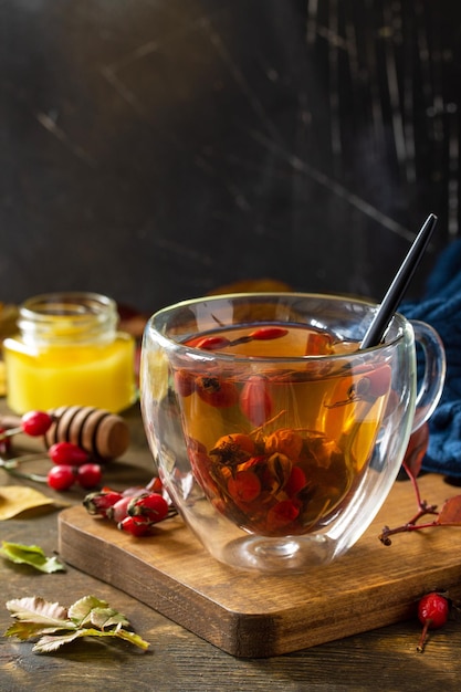 Bebida vitamínica de invierno saludable Té de rosa mosqueta caliente con miel y frutos secos Espacio de copia