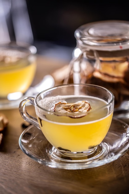 Bebida de whisky Hot Apple Toddy con manzanas secas y clavo