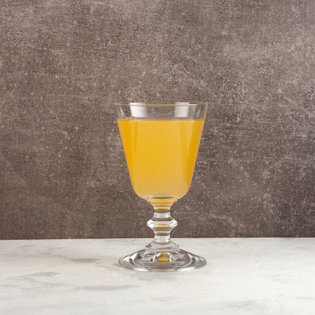 Bebida de yuzu y maracuyá Cóctel de alcohol de naranja en vaso Limonada de frutas con ginebra