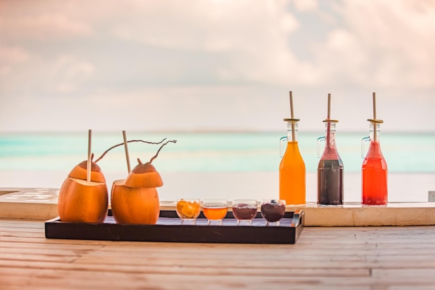 Bebidas à beira da piscina de resort de luxo, restaurante ao ar livre na praia, oceano e céu, café da ilha tropical