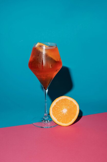 Foto bebidas alcohólicas en el bar cóctel adornado con naranja